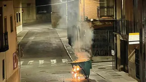 Arde un contenedor en plena noche en Toro