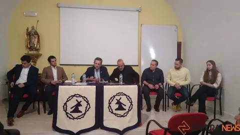 Antonio Pedrero con su junta directiva en la Asamblea Extraordinaria de la Cofradía del Vía Crucis.