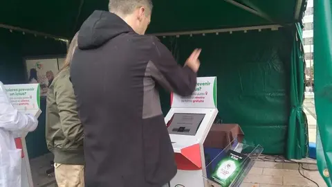 Ciudadanos en la Plaza Marina se hacen este sencillo electrocardiograma