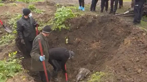 Fosas comunes en Járkov, Ucrania