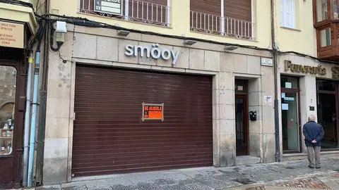 Cartel de "Se alquila" en la tienda de yogures