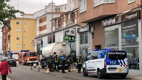 Bomberos y Policía Local en la calle Villalpando