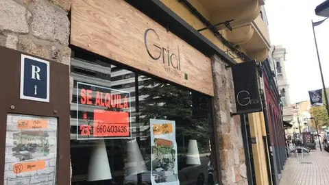 Bar Grial con cartel de "Se Alquila"