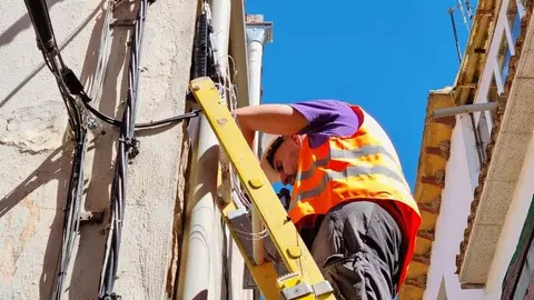 Un técnico instala fibra óptica