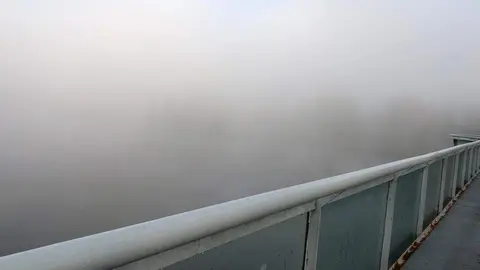 puente de piedra niebla