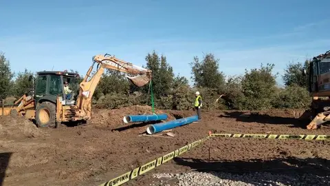 Máquinas trabajan en el proyecto de abastecimiento