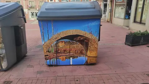 Contenedores vinilados con imágenes de Benavente. Fotografía: Ayuntamiento de Benavente