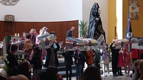 Ofrenda de los más pequeños a la Virgen de la Soledad