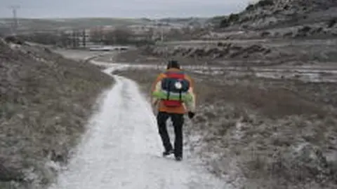 Un peregrino camina por una zona nevada