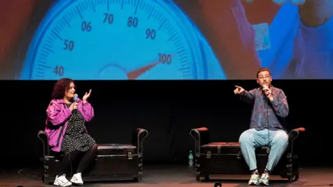 Perra de Satán y Esnórquel durante uno de sus shows