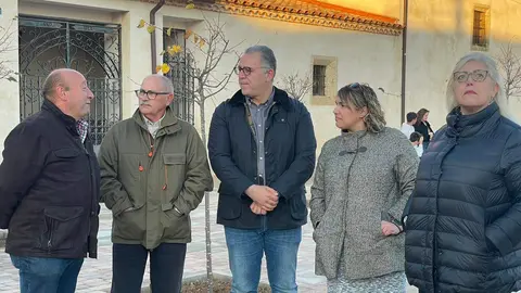 El vicepresidente segundo de la Diputación, Jesús María Prada Saavedra, y la alcaldesa de Aspariegos, Beatriz Gil Diezma durante la inauguración de la Plaza de la Iglesia