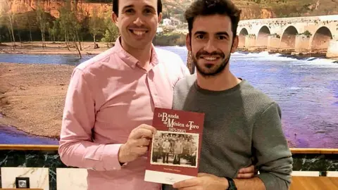 El nuevo director de la Banda de Música La Lira junto al músico toresano David Muñoz. Fotografía: David Muñoz
