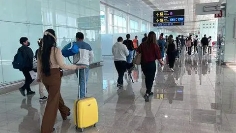 Turistas en un aeropuerto