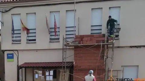 Obreros trabajan en la instalación del ascensor