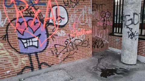 Pintadas y resto de orines en el edificio de La Vaguada