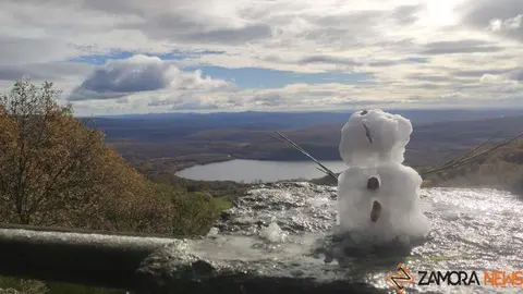 Muñeco de nieve en Sanabria. Foto Paco Colmenero