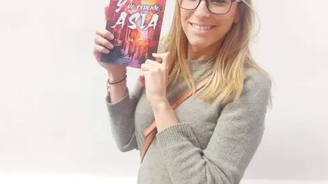 La periodista zamorana Judit Calvo con su primera novela. Fotografía: CEDIDA