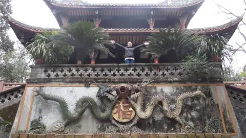 La periodista zamorana Judit Calvo en un templo en China. Fotografía CEDIDA