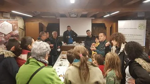 Familias escuchan la charla del micólogo