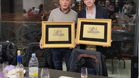 Homenaje a Ángel Luis Crespo y Luis Carrascal, cargadores del Cinco de copas