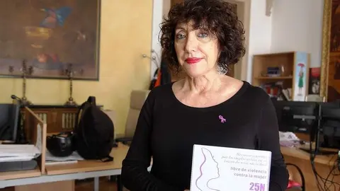 La concejala Concha Rosales muestra la placa de reconocimiento