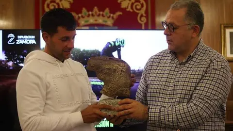 Escribano recoge el. Foto Marcos Vicente