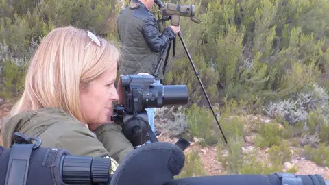 Dos turistas en plena actividad de observación. Fotografía: Llobu