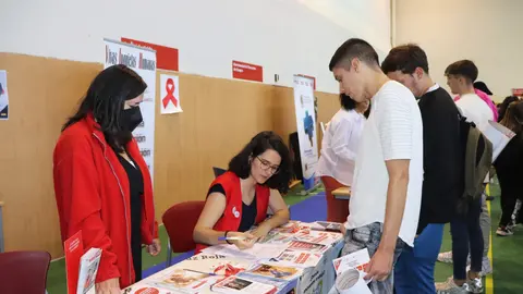 Puesto de Cruz Roja en la jornada de bienvenida a los alumnos del Campus Viriato. Fotografía: Cruz Roja