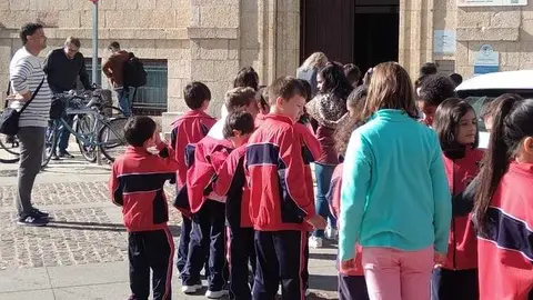 Escolares en la entrada de la Biblioteca Pública de Zamora