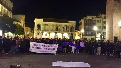 El morado vuelve a tomar la Plaza Mayor de Zamora por el 25N