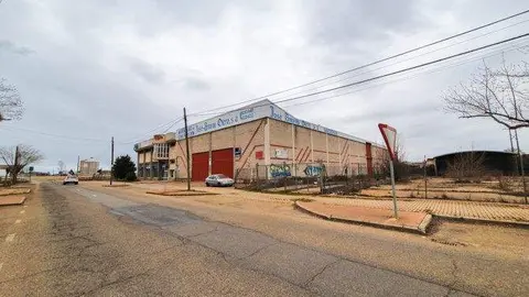 Antigua nave de José A Otero en la que se ubicará el nuevo Mercadona. Fotografía: Interbenavente