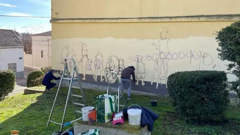 Los artistas realizan un mural en la antigua Casa del Maestro de Benavente