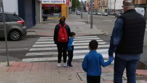 Niños de camino al colegio