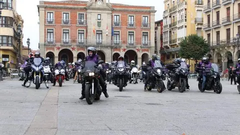 Salida de los moteros en la Plaza Mayor de Zamora
