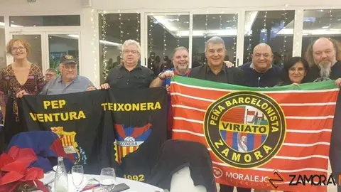 Miembros de la peña barcelonista con Joan Laporta