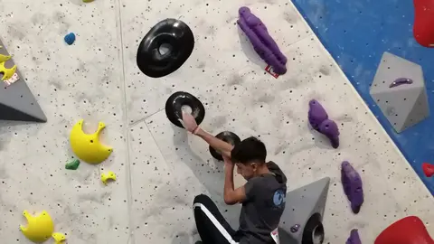 Alumnos de la Escuela de Escalada Cimas Zamora durante la I Copa de Castilla y León de escalada en bloque