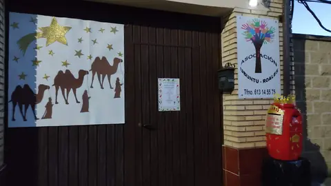 Decoración navideña a la puerta de la asociación Ubuntu Roales