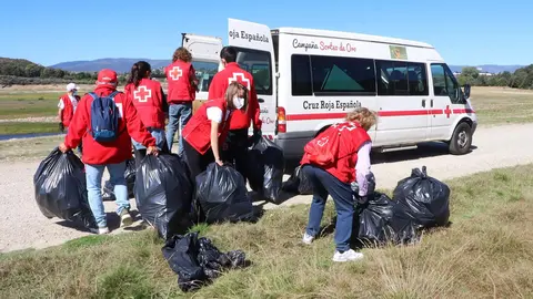 Cruz Roja en Zamora se suma de nuevo a la campaña contra la “basuraleza”
