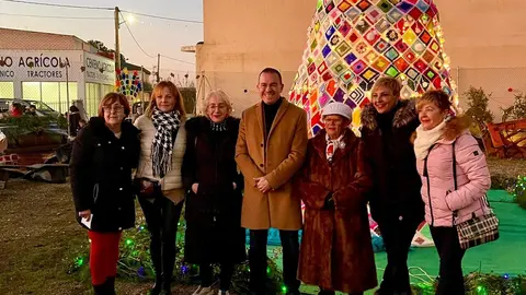 Árbol de ganchillo realizado por vecinos y socios de Ubuntu-Roales. Fotografía: Diputación de Zamora