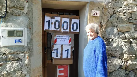 Pruden Garrote frente al contador de Monumenta. Fotografía: CEDIDA