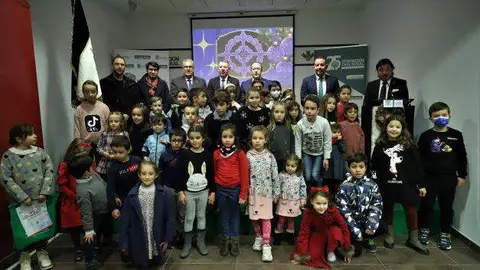 Menores premiados en el concurso de pintura navideña infantil. Fotografía: Hermandad de Jesús en su Tercera Caída
