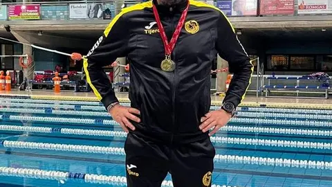 César Riejo luce una de las medallas