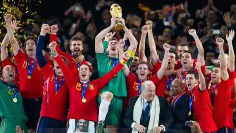 España levanta la Copa del Mundo en 2010. Foto DAZN