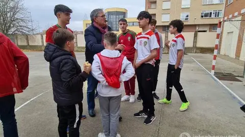 Alumnos del IES León Felipe preparan el partido. Foto Interbenavente