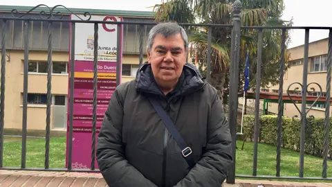 Alberto Jambrina a las puertas del IES Río Duero