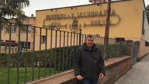 Alberto Jambrina a las puertas del IES Río Duero