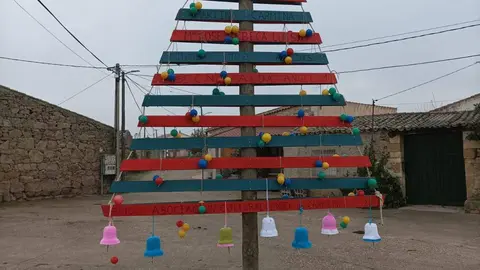 Abeto de Navidad realizado por la asociación cultural "Virgen del Castillo" de Figueruela. Fotografía: CEDIDA