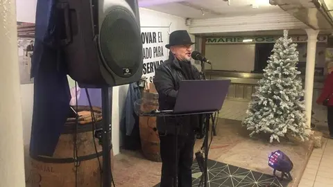 Juan Ra cantando en el Mercado de Abastos