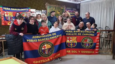 Foto de Familia de los miembros de la peña que asistieron al encuentro