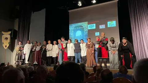 La compañía Natus y Juan del Enzina reciben los aplausos del público